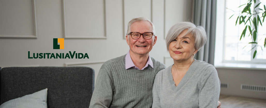 Casal reformado sorridente por ter feito o ppr de capital garantido Lusitânia Vida.